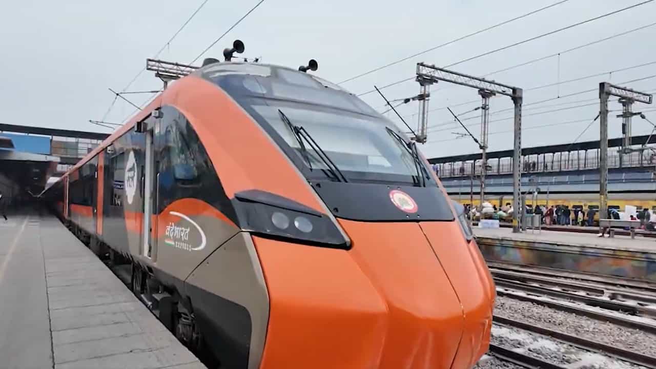 Vande Bharat Sleeper: ബെഡ് ഷീറ്റ്, പുതപ്പ്...ലിസ്റ്റ് തീര്‍ന്നിട്ടില്ല; വന്ദേ ഭാരത് സ്ലീപ്പറില്‍ ഈ പറയുന്നതെല്ലാം കിട്ടും; കിറ്റില്‍ എല്ലാം സെറ്റ്‌