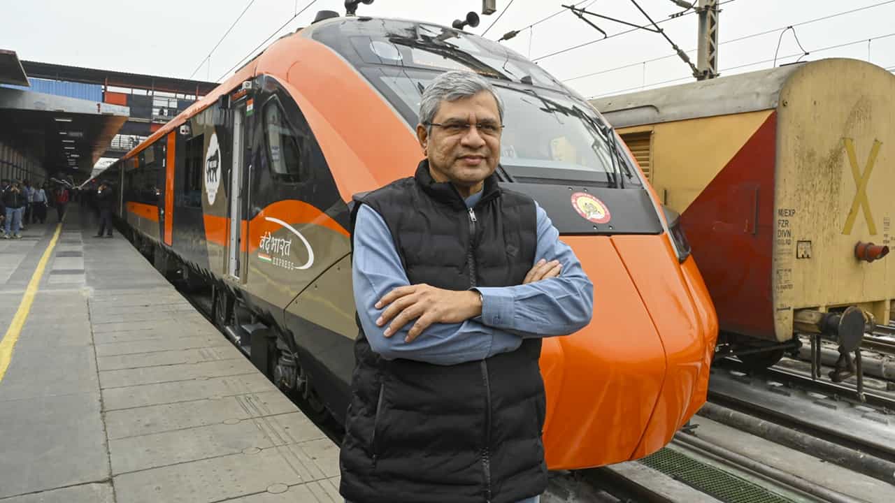 Vande Bharat Sleeper: വന്ദേ ഭാരത് സ്ലീപ്പറിന്റെ കന്നിയോട്ടം, കൗണ്ട്ഡൗണ് തുടങ്ങി; കേരളം കാത്തിരിക്കേണ്ടത് എത്ര നാള്? Vande Bharat Sleeper: വന്ദേ ഭാരത് സ്ലീപ്പറിന്റെ കന്നിയോട്ടം, കൗണ്ട്ഡൗണ് തുടങ്ങി; കേരളം കാത്തിരിക്കേണ്ടത് എത്ര നാള്?