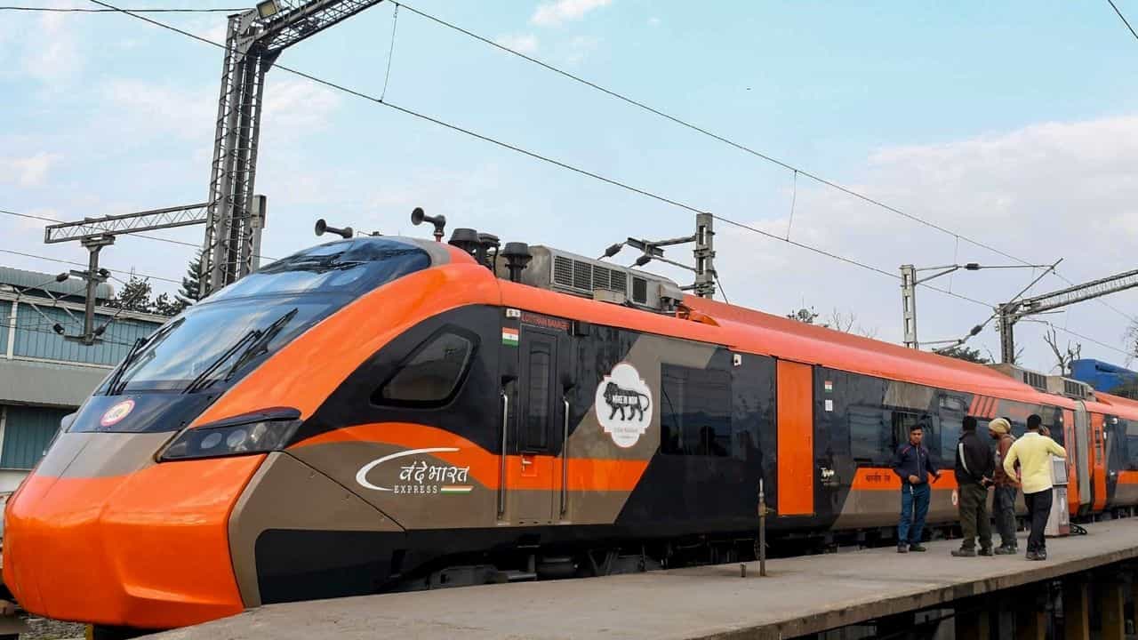 Vande Bharat Sleeper: ബെംഗളൂരുവിലേക്ക് വന്ദേ ഭാരതില് കിടന്ന് പോകാം; തിരുവനന്തപുരത്ത് നിന്നും ട്രെയിന് പുറപ്പെടും Vande Bharat Sleeper: ബെംഗളൂരുവിലേക്ക് വന്ദേ ഭാരതില് കിടന്ന് പോകാം; തിരുവനന്തപുരത്ത് നിന്നും ട്രെയിന് പുറപ്പെടും