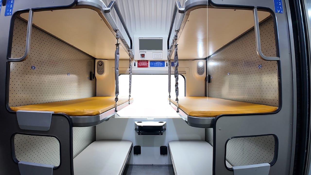 സുഖകരമായി ഉറങ്ങുന്നതിനുള്ള സൗകര്യങ്ങളുണ്ട്. രാത്രിയിലെ മെച്ചപ്പെട്ട സുഖസൗകര്യങ്ങൾക്കായി എർഗണോമിക് ആയി രൂപകൽപ്പന ചെയ്ത, കുഷ്യൻ ചെയ്ത ബർത്തുകൾ സജ്ജമാക്കിയിട്ടുണ്ട്. ഇത് യാത്രക്കാര്ക്ക് ഏറെ ഉപകാരപ്രദമാണ് (Image Credits: x.com/AshwiniVaishnaw)