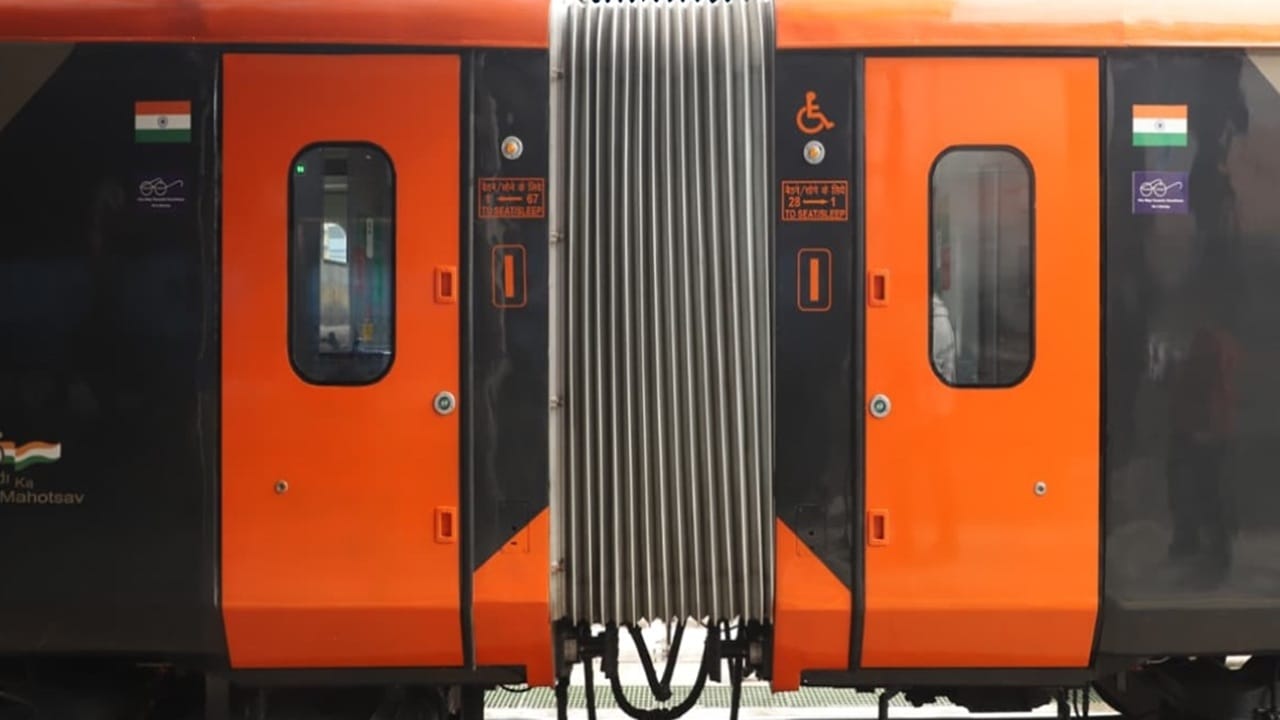 മികച്ച യാത്രയ്ക്കായി സെമി പെര്മനന്റ് കപ്ലേഴ്സും, ആന്റി ക്ലൈമ്പേഴ്സുമുണ്ട്. സിസിടിവി കാമറകളും സജ്ജീകരിച്ചിട്ടുണ്ട്. 'എമര്ജന്സി ടോക്ക് ബാക്ക്' സിസ്റ്റവുമുണ്ട്. 180 കി.മീയാണ് വേഗത (Image Credits: x.com/AshwiniVaishnaw)