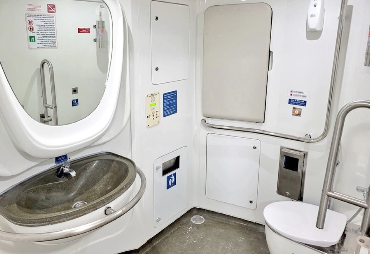 മോഡേണ് ശൗചാലയമാണ് ഒരുക്കിയിട്ടുള്ളത്. ഭിന്നശേഷിക്കാര്ക്കു വേണ്ടിയുള്ള സൗകര്യങ്ങളും ശൗചാലയത്തില് ക്രമീകരിച്ചിട്ടുണ്ട്. അഡ്വാന്സ്ഡ് സാനിറ്റേഷന് ടെക്നോളജിയാണ് ഇതിലുള്ളത് (Image Credits: x.com/AshwiniVaishnaw)