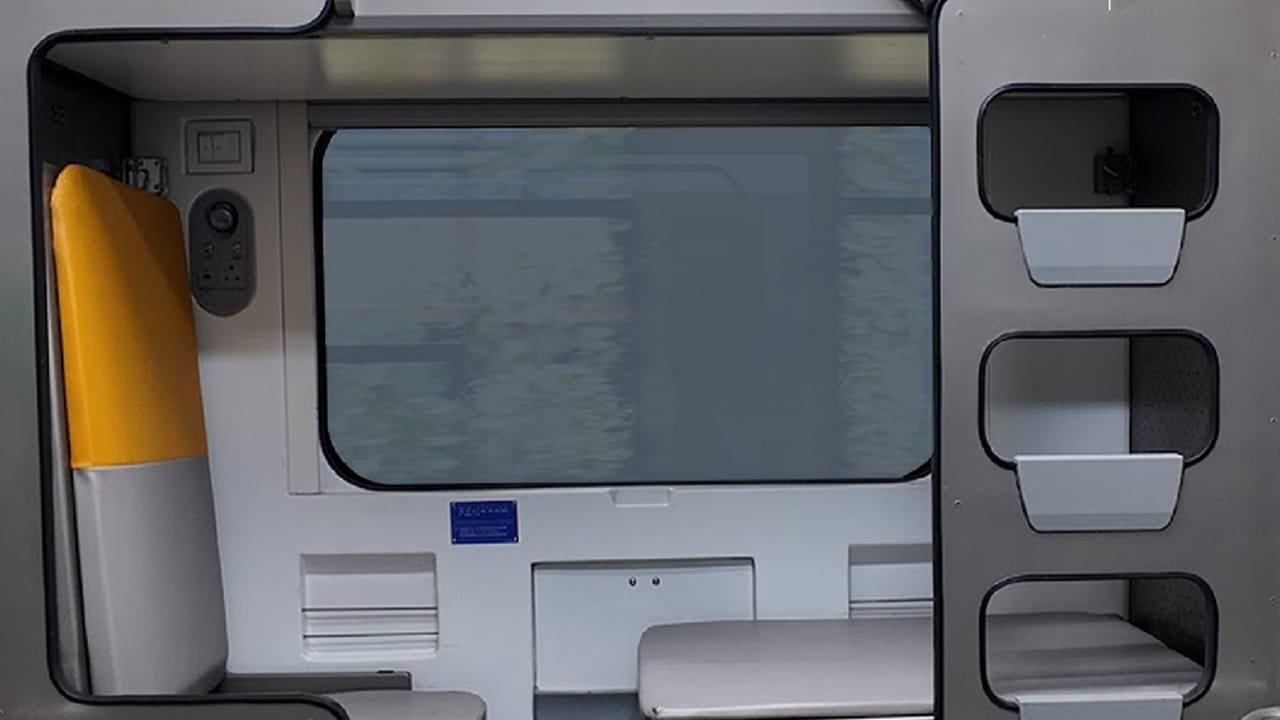 യാത്രക്കാര്ക്ക് എല്ലാവിധ സൗകര്യങ്ങളും ഒരുക്കിയിട്ടുണ്ട്. അപ്പര് ബര്ത്തിലേക്ക് പോകാന് മികച്ച ലാഡര് സംവിധാനങ്ങളാണ് ക്രമീകരിച്ചിരിക്കുന്നത്. മുകളിലെ ബർത്തുകളിലേക്ക് സുരക്ഷിത പ്രവേശനത്തിനായി എർഗണോമിക് ആയി രൂപകൽപ്പന ചെയ്ത ലാഡറുകളാണുള്ളത് (Image Credits: x.com/AshwiniVaishnaw)