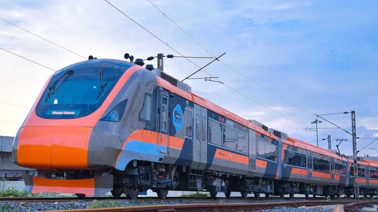 Vande Bharat Sleeper: ഉടൻ ഓട്ടം തുടങ്ങുക 12 വന്ദേഭാരത് സ്ലീപ്പർ ട്രെയിനുകൾ; 1500 കിലോമീറ്റർ വരെയുള്ള റൂട്ടൂകളിൽ സർവീസ് Vande Bharat Sleeper: ഉടൻ ഓട്ടം തുടങ്ങുക 12 വന്ദേഭാരത് സ്ലീപ്പർ ട്രെയിനുകൾ; 1500 കിലോമീറ്റർ വരെയുള്ള റൂട്ടൂകളിൽ സർവീസ്