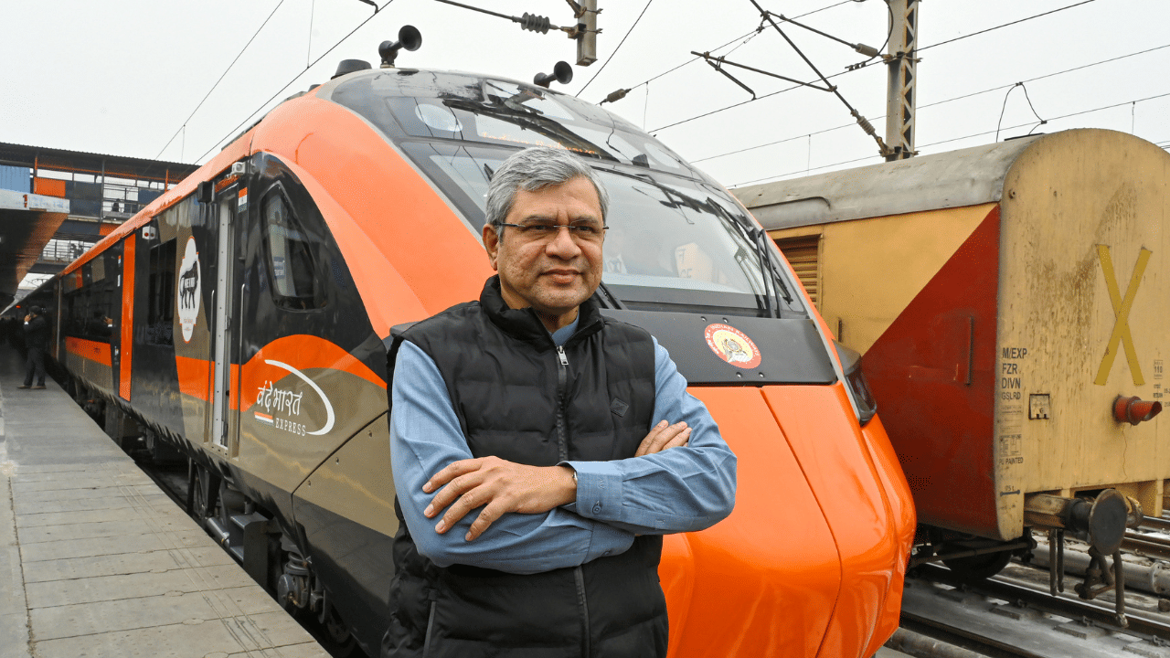 Vande Bharat Sleeper: സിസിടിവി, ബ്രെയിൻ ലിപി...  വന്ദേഭാരത് സ്ലീപ്പറിനകത്ത് എന്തെല്ലാം?