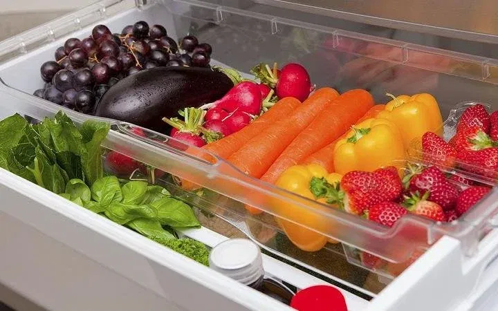 പച്ചക്കറികൾ സ്വഭാവികമായി പുറത്തുവിടുന്ന ഈർപ്പവും വാതകങ്ങളും പ്ലാസ്റ്റിക് ബാഗിനുള്ളിൽ തങ്ങിനിൽക്കുന്നു. വായുസഞ്ചാരം തീരെയില്ലാത്ത ഈ അവസ്ഥ ബാക്ടീരിയകൾക്കും ഫംഗസുകൾക്കും അതിവേഗം വളരാനുള്ള അന്തരീക്ഷം സൃഷ്ടിക്കുന്നു. അങ്ങനെ അവ പെട്ടെന്ന് കേടാകുന്നു. ഇത്തരത്തിൽ പ്ലാസ്റ്റിക്കിനുള്ളിൽ വളരുന്ന പൂപ്പലുകൾ ഭക്ഷണത്തിലൂടെ നമ്മുടെ ശരീരത്തിലെത്തുന്നത് ദഹനപ്രശ്നങ്ങൾക്കും അലർജിക്കും കാരണമായേക്കാം. പ്ലാസ്റ്റിക്കിലെ ബിപിഎ പോലുള്ള രാസവസ്തുക്കൾ ഈർപ്പവുമായി ചേർന്ന് പച്ചക്കറികളിൽ കലരാനും സാധ്യതയുണ്ട്. 
