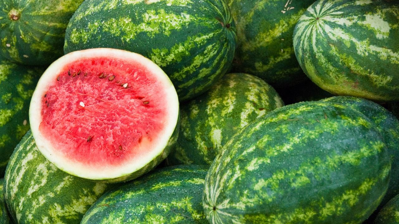 തണ്ണിമത്ത് പുറമെ വിറ്റഴിയുന്ന മറ്റൊന്ന് ഇളനീരാണ്. കൃത്രിമ പാനീയങ്ങള്‍ അരങ്ങുവാഴുമ്പോഴും ഇളനീരിന്റെ ഡിമാന്‍ഡ് കുറഞ്ഞിട്ടില്ല. വേനല്‍കാലത്ത് ദഹമകറ്റാന്‍ ഇളനീരും വ്യാപകമായി ഉപയോഗിക്കും. 

