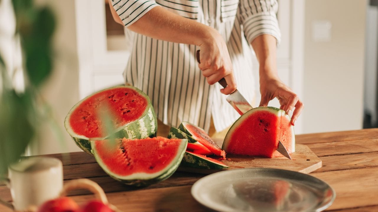 തമിഴ്‌നാട്, കര്‍ണാടക എന്നീ സംസ്ഥാനങ്ങളില്‍ നിന്നാണ് കേരളത്തിലേക്ക് പ്രധാനമായും തണ്ണിമത്തനെത്തുന്നത്. സാധാരണയായി കണ്ടുവരുന്ന തണ്ണിമത്തന് പുറമെ ഇപ്പോള്‍ പല നിറങ്ങളിലും രുചിയിലും ലഭ്യമാണ്. മധുരമുള്ള കുരു കുറഞ്ഞ തണ്ണിമത്തനായ കിരണത്തോടാണ് ഇപ്പോള്‍ മലയാളികള്‍ക്ക് താത്പര്യം. 

