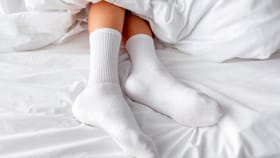 കാലിൽ സോക്സ് ധരിച്ച് ഉറങ്ങിയാൽ എന്ത് സംഭവിക്കും; നല്ലതോ ചീത്തയോ