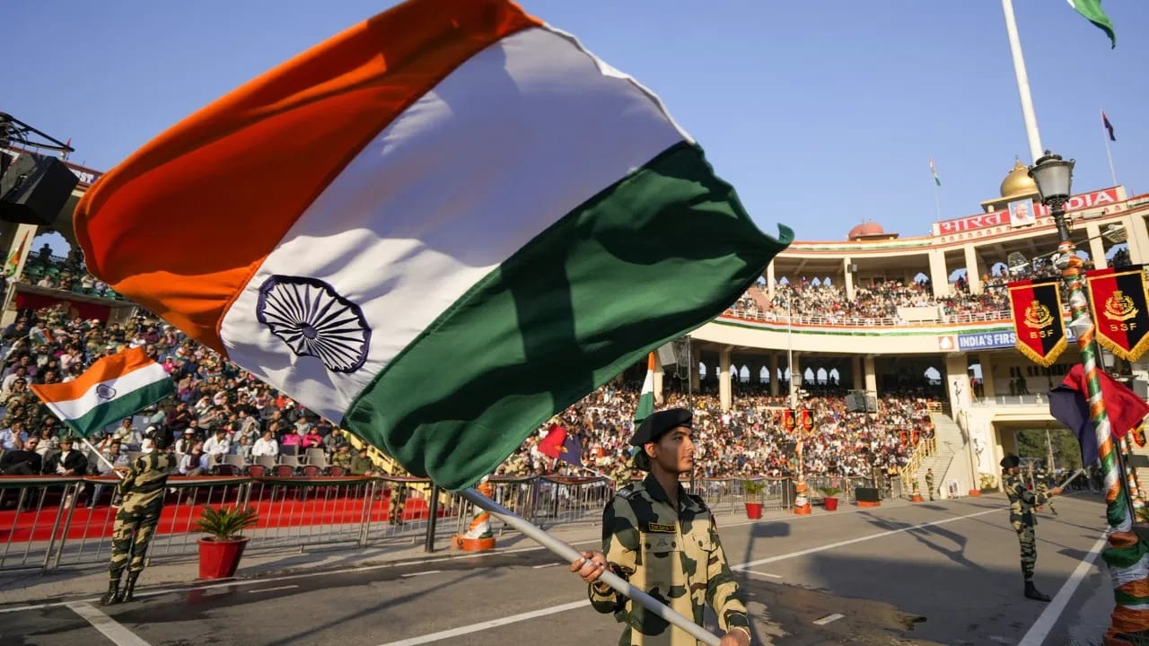 2026ലെ റിപ്പബ്ലിക് ദിന ആഘോഷത്തിനായുള്ള ഒരുക്കങ്ങൾ രാജ്യ തലസ്ഥാനത്ത് തകൃതിയായി നടക്കുകയാണ്. ഇത്തവണത്തെ പ്രധാന റിപ്പബ്ലിക് ദിന പരിപാടികൾ ഡൽഹിയിലെ കർതവ്യ പാതയിലാണ് നടക്കുന്നത്.  റിപ്പബ്ലിക് ദിനത്തിൽ അരങ്ങേറുന്ന ഓരോ പരിപാടിയും രാജ്യത്തിൻ്റെ സൈനിക കരുത്തും പാരമ്പര്യത്തിന്റെ പ്രൗഢിയും വിളിച്ചോതുന്നതാണ്. (Image Credits: Getty Images)

