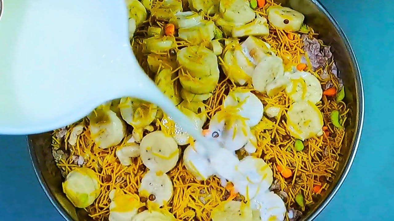 ഇത് തയ്യാറാക്കാനായി ഒരു പാനിൽ ആവശ്യത്തിന് പാൽ എടുക്കുക, ഇത് ചൂടായി വരുമ്പോൾ ഇതിലേക്ക് ആവശ്യത്തിന് പഞ്ചസാര ചേർത്ത നന്നായി ഇളക്കുക, തുടർന്ന് ഇതിലേക്ക് പൊടിച്ചു വച്ച ഏലക്ക പൊടി ചേർക്കുക.പാൽ നന്നായി തിളച്ചു വരുമ്പോൾ തീ ഓഫാക്കി പാൽ മാറ്റി വയ്ക്കുക.