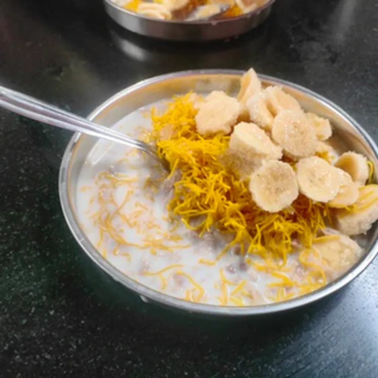 മലബാർ പലഹാരങ്ങളോട് മലയാളികൾക്ക് ഒരു പ്രത്യേകം ഇഷ്ടമാണ്. അത്തരത്തിൽ ഒരു സ്പെഷ്യല് പലഹാരങ്ങളിൽ ഒന്നാണ് അവിൽ ഇസ്തിരി. പേര് കേട്ട് അമ്പരക്കേണ്ട, സംഗതി കണ്ണൂരിലെ സ്പെഷ്യൽ പലഹാരമാണ്. പയ്യന്നൂർ ഭാഗങ്ങളിലെ തട്ടുകടകളിലും വീടുകളിലും പ്രഭാതഭക്ഷണമായും നാലുമണി പലഹാരമായും വിളമ്പുന്ന ഒരു ഐറ്റമാണിത്. ഇന്നത്തെ നാല് മണി പലഹാരത്തിന് ഇത് തയ്യാറാക്കിയാലോ?(Image Credits: Social Media)