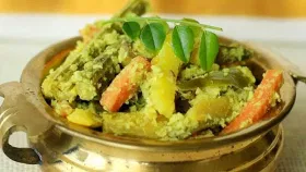 കണ്ണിൽ കണ്ടത് വെട്ടിയിട്ട കാടൻകറിയുടെ മട്ട്... അവിയലിന്റെ പിറവി