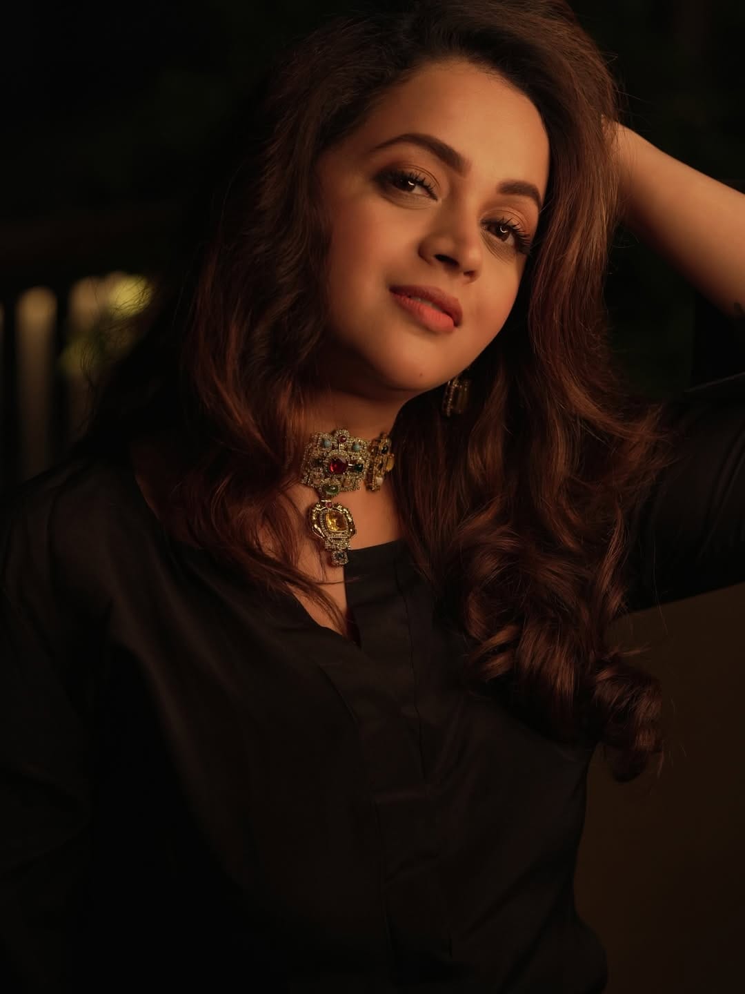 സ്ട്രെയ്ഞ്ചർ തിങ്ക്സ് എന്ന ജനപ്രിയ സീരീസിലെ ഒരു കഥാപാത്രത്തിന്റെ സംഭാഷണം ക്യാപ്ഷനായി നൽകിയാണ് ഭാവന ചിത്രങ്ങളും ആശംസയും പങ്കുവെച്ചത്.ഒന്നും പഴയരീതിയിലേക്ക് തിരിച്ചുപോകില്ല, പക്ഷേ കാലക്രമേണ സ്ഥിതി മെച്ചപ്പെടും- എന്നാണ് ചിത്രത്തിനൊപ്പം താരം കുറിച്ചത്.