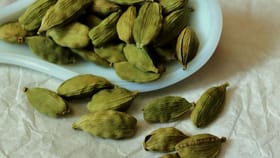 കറികളിലും ചായയിലും ഏലക്കായ മുഴുവനായി ഇടാറുണ്ടോ? സൂക്ഷിക്കണം