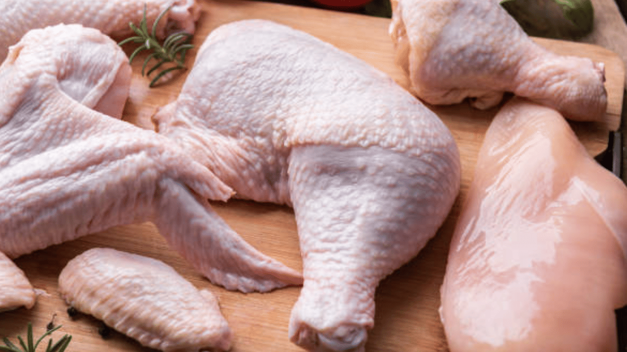 ന്യൂ ഇയറിന് ശേഷവും വന്കിട ഫാമുടമകള് കൃത്രിമ ക്ഷാമം സൃഷ്ടിച്ച് വില വര്ദ്ധിപ്പിക്കുകയാണെന്നാണ് വ്യാപാരികളുടെ ആരോപണം. കോഴിയുടെ ദൗർലഭ്യം ചൂണ്ടിക്കാട്ടിയാണ് വില ഉയരുന്നത്. അതേസമയം, പക്ഷിപ്പനിയും വില കുറച്ചില്ലാ എന്നതും ശ്രദ്ധേയമാണ്.