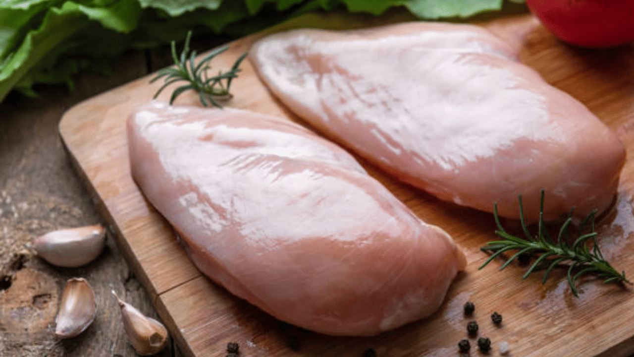 വരുംദിവസങ്ങളിലും വില ഉയരാനാണ് സാധ്യതയെന്ന് വ്യാപാരികൾ ചൂണ്ടിക്കാട്ടുന്നു. സ്പ്രിങിന് കിലോയ്ക്ക് 340 രൂപായായി കൂടിയിട്ടുണ്ട്, ലഗോൺ കോഴി ഇറച്ചിക്ക് 230 രൂപയാണ് വില. ക്രിസ്മസ്, പുതുവത്സരം, ഈസ്റ്റർ മുതലായ സമയങ്ങളിൽ വില ഉയരുന്നത് പതിവാണെങ്കിലും ആദ്യമായാണ് ഇത്രയും കൂടിയത്.