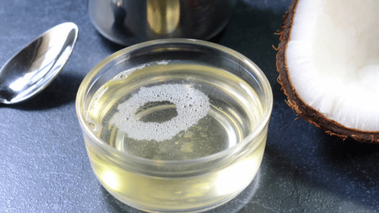 Coconut Oil Price: അഞ്ഞൂറിൽ നിന്ന് മുന്നൂറിലേക്ക്, വെളിച്ചെണ്ണ വിലയിൽ വൻ ഇടിവ്