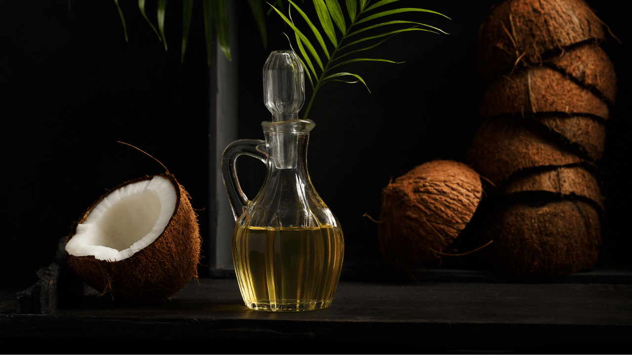 ചെറുകിട വിപണിയിലടക്കം തേങ്ങ ധാരാളം എത്തുന്നുണ്ട്. കൂടാതെ, തമിഴ്നാട്, കർണാടക തുടങ്ങിയ സംസ്ഥാനങ്ങളിൽ വിളവെടുപ്പ് കൂടി. ഇന്തോനേഷ്യയിൽ നിന്നുള്ള നാളികേരവും വിപണിയിലെത്തുന്നുണ്ട്. ഇതെല്ലാം തേങ്ങ വില കുറയാൻ പ്രധാനമായും കാരണമായിട്ടുണ്ട്.