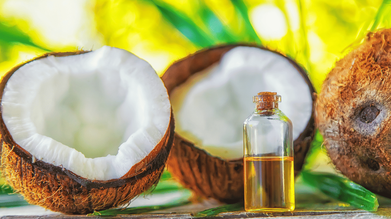 നിലവിൽ ഒരു ലിറ്റർ വെളിച്ചെണ്ണ ഏകദേശം 245 രൂപ മുതൽ ലഭിക്കുന്നതാണ്. കേരഫെഡിന്റെ വെളിച്ചെണ്ണയുടെ വില 360 രൂപയാണ്. കമ്പനികൾക്കനുസരിച്ച് വിലയിൽ മാറ്റം വരും. സാധാരണ വെളിച്ചെണ്ണ മില്ലുകളിൽ നിന്നും കടകളിൽ നിന്നും കിലോയ്ക്ക് ഏകദേശം 350 രൂപ മുതൽ 420 രൂപ വരെയുള്ള നിരക്കിൽ ലഭ്യമാണ്.
