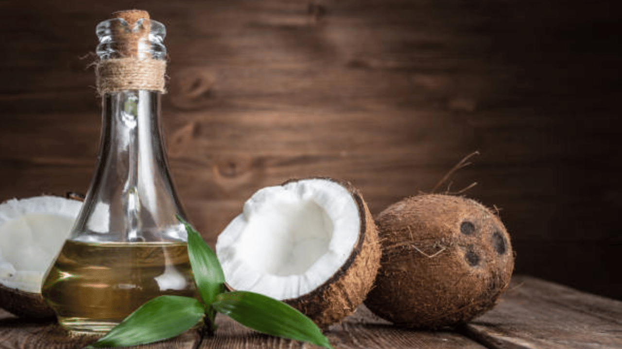 കേരളത്തിലേക്ക് അധികമായി തേങ്ങ എത്തുന്നത് കര്‍ണാടക, തമിഴ്‌നാട് എന്നിവിടങ്ങളില്‍ നിന്നുമാണ്. കേരളത്തിൽ വെളിച്ചെണ്ണ വില കൂടിയതോടെ ഇടനിലക്കാർ‌ കൊപ്രയും തേങ്ങയും പൂഴ്ത്തി വച്ചതും വില കുതിക്കാൻ കാരണമായി. (Image Credit: Getty Images)