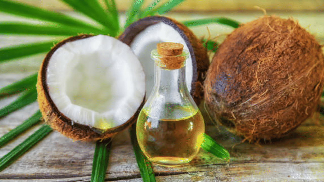 ഓണക്കാലത്താണ് വെളിച്ചെണ്ണ വിലയിൽ വൻ മുന്നേറ്റം ഉണ്ടായത്. ഒരു  കിലോയ്ക്ക് അഞ്ഞൂറ് രൂപയിലും അധികം വില നൽകേണ്ടിയിരുന്നു, ഉൽപാദന കുറവായിരുന്നു ഇതിന് പ്രധാനകാരണം. ആ അവസ്ഥയിൽ നിന്നാണ് വില ഇത്തരത്തിൽ താഴ്ന്നിരിക്കുന്നത്. (Image Credit: Getty Images)
