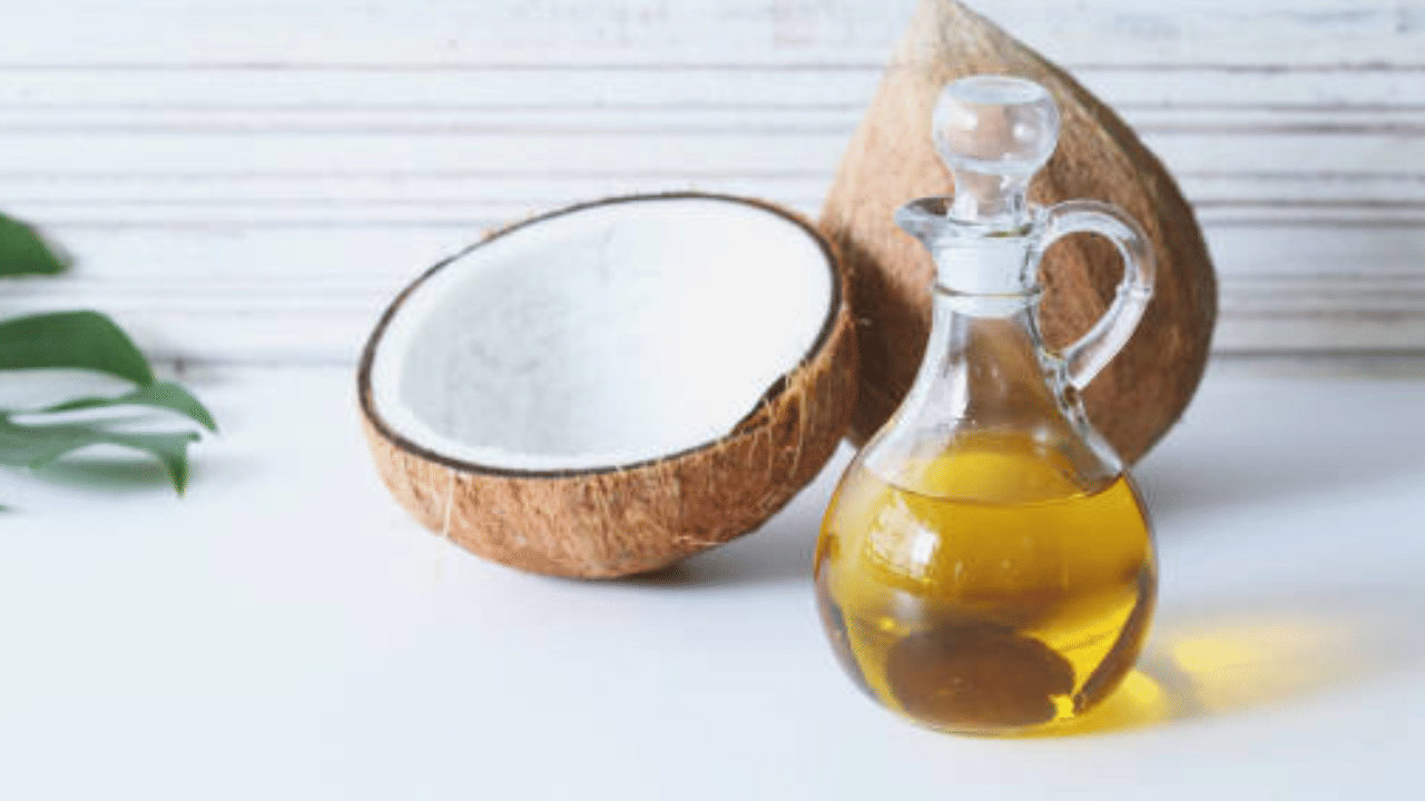 നിലവില്‍ 380 മുതല്‍ 400 വരെയായി ആട്ടിയ വെളിച്ചെണ്ണ വില കുറഞ്ഞിട്ടുണ്ട്. വെളിച്ചെണ്ണ മാത്രമല്ല, കേരളത്തിൽ തേങ്ങ വിലയും താഴുന്നുണ്ട്. കിലോക്ക് 80 രൂപ വരെയെത്തി തേങ്ങ നിലവില്‍ 20 മുതല്‍ 25 രൂപ വരെ നിരക്കിൽ പലയിടത്തും വിൽക്കുന്നുണ്ട്. 320 വരെ ഉയര്‍ന്ന കൊപ്ര വില 220ലേക്ക് കുറഞ്ഞിട്ടുണ്ട്. (Image Credit: Getty Images)
