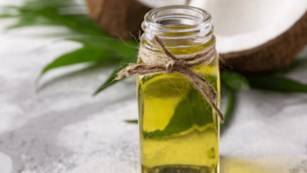 എന്നാൽ വെളിച്ചെണ്ണ വില അടുത്തൊന്നും കുതിക്കില്ല എന്ന സൂചനയാണ് വ്യാപാരികൾ തരുന്നത്. മാത്രവുമല്ല, വില നൂറിലേക്ക് താഴാനും സാധ്യതയുണ്ട്.  തേങ്ങയുടെയും കൊപ്രയുടെയും ലഭ്യത വര്‍ധിപ്പിച്ചതാണ് പൊതുവിപണിയില്‍ വിലകുറയാനിടയായത്‌. (Image Credit: Getty Images)
