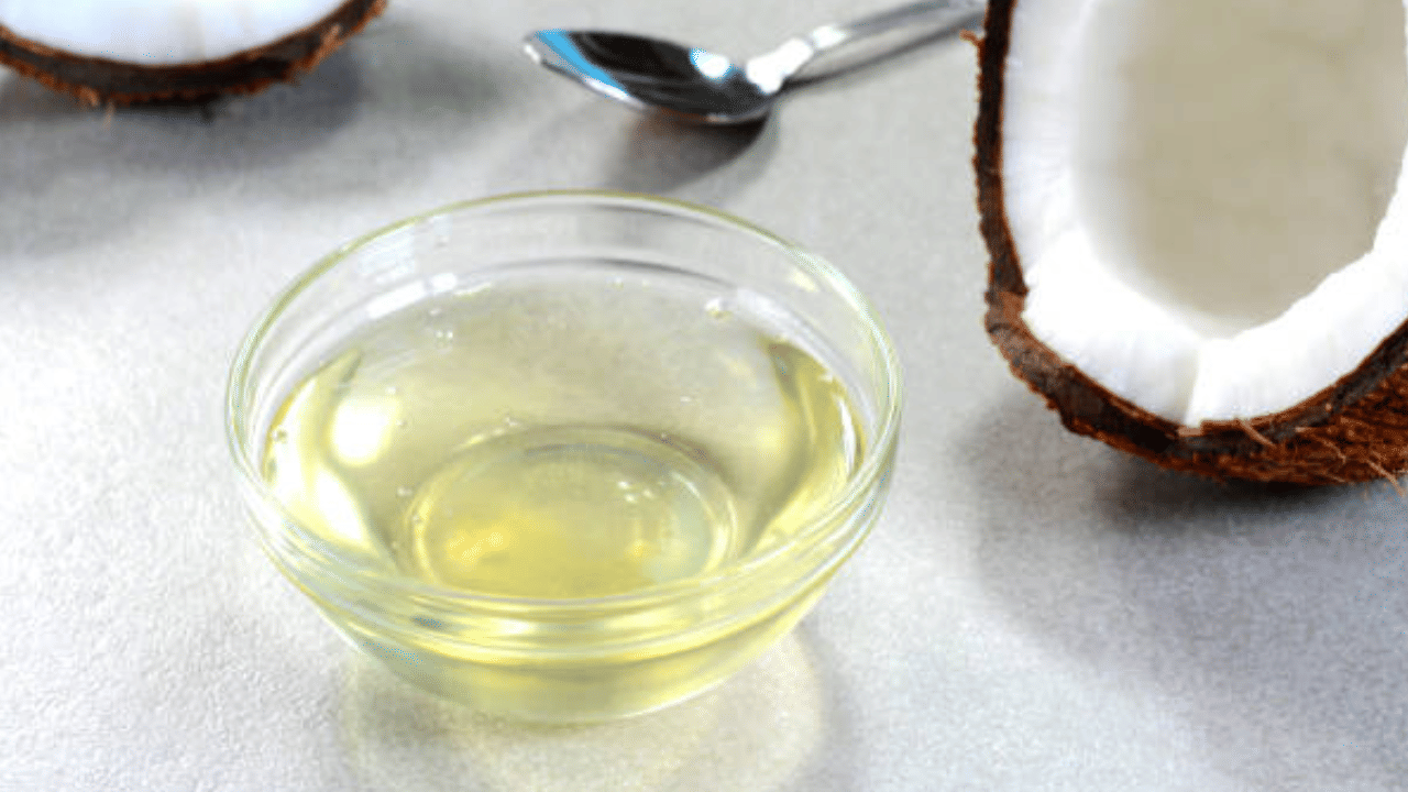 അടുക്കളയിലെ പ്രധാനിയായ വെളിച്ചെണ്ണയുടെ വില കുറഞ്ഞതോടെ മലയാളികൾ ആശ്വാസത്തിലാണ്. അഞ്ഞൂറ് കടന്ന വെളിച്ചെണ്ണ വില നിലവിൽ മുന്നൂറ് രൂപയ്ക്കടുത്ത് ലഭ്യമാണ്. എന്നാൽ പതുങ്ങിയത് വില കുതിക്കാനാണോ, വെളിച്ചെണ്ണ വാങ്ങി സൂക്ഷിക്കണോ എന്ന സംശയമുള്ളവരുമുണ്ട്. (Image Credit: Getty Images)
