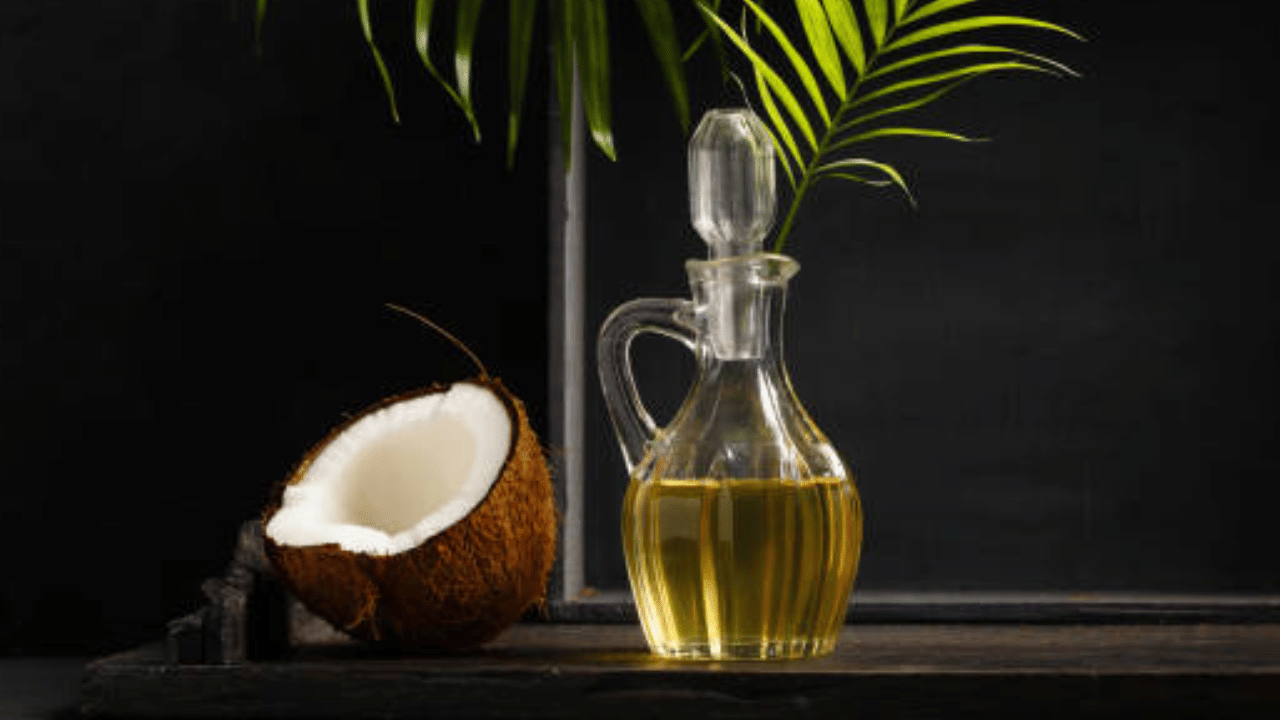 വെളിച്ചെണ്ണ വില വീണ്ടും ഉയർന്നാൽ വലിയ തിരിച്ചടിയാകും വ്യാപാരികൾക്ക് നൽകുന്നത്. വെളിച്ചെണ്ണ ഉപഭോക്താക്കളുടെ എണ്ണം മുൻകാലങ്ങളിൽ നിന്ന് പകുതിയായി കുറഞ്ഞിട്ടുണ്ടെന്നാണ് പറയുന്നത്. വെളിച്ചെണ്ണയുടെ പകുതിക്ക് വിലയ്ക്ക് മറ്റ് ഭക്ഷ്യ എണ്ണകൾ വിപണികളിൽ ലഭ്യമാണ്. (Image Credit: Getty Images)
