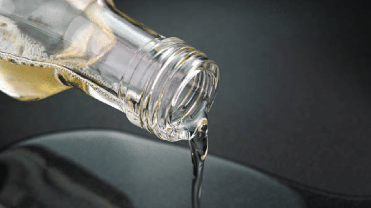 മലയാളികളുടെ അടുക്കളയിലെ പ്രധാനിയായ വെളിച്ചെണ്ണ വിലയെ കുറിച്ചുള്ള ആശങ്കകൾ അവസാനിക്കുന്നില്ല. വിപണിയിൽ വെളിച്ചെണ്ണയുടെയും കൊപ്രയുടെയും വിലയിൽ ചെറിയ മാറ്റങ്ങൾ വന്നിട്ടുണ്ട്. വിവിധ പ്രദേശങ്ങളിൽ വെളിച്ചെണ്ണയുടെയും തേങ്ങയുടെയും വില വർദ്ധിക്കുന്നതായാണ് വിവരം.