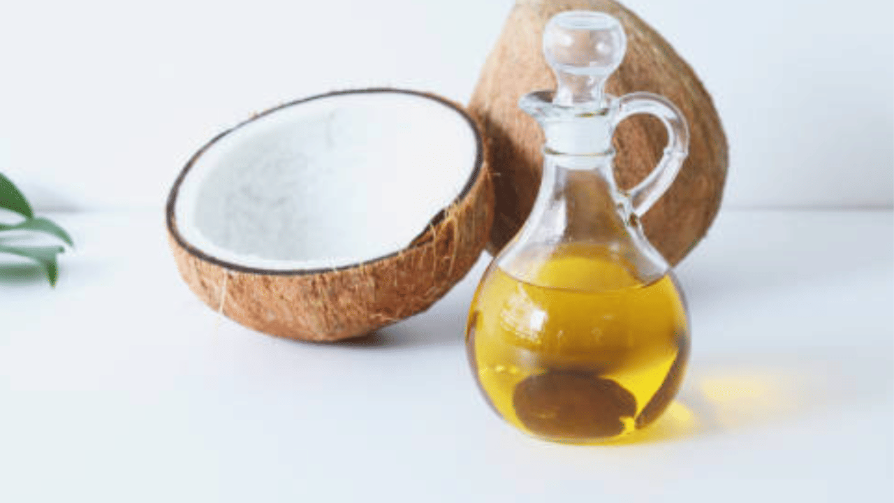 ഓണക്കാലത്ത് ചങ്കിടിപ്പേറ്റി, പിന്നീട് മലയാളികൾക്ക് ആശ്വാസമായ അടുക്കളയിലെ രണ്ട് പ്രധാനികളാണ് വെളിച്ചെണ്ണയും തേങ്ങയും. അഞ്ഞൂറ് കടന്ന വെളിച്ചെണ്ണ വില മുന്നൂറായി താഴ്ന്നിരുന്നു. എന്നാൽ കഥ വീണ്ടും മാറുകയാണ്. സംസ്ഥാനത്ത് വെളിച്ചെണ്ണ, തേങ്ങ വില ഉയരുന്നുണ്ടെന്നാണ് റിപ്പോർട്ട്.
