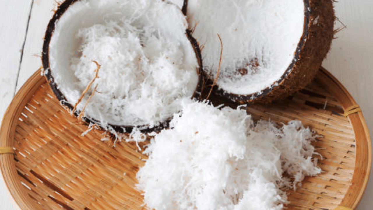 തമിഴ്‌നാട്, കര്‍ണാടക ഉള്‍പ്പെടെയുള്ള സംസ്ഥാനങ്ങളില്‍ നിന്ന് കേരളത്തിലേക്ക് കൂടുതലായി തേങ്ങ എത്തിയതോടെയാണ് വെളിച്ചെണ്ണ വില നേരത്തെ കുറഞ്ഞത്. എന്നാൽ നിലവിൽ തേങ്ങ വിലയും കൂടുന്നുണ്ട്. എഴുപത് രൂപ വരെ എത്തിയിട്ടുണ്ട്.
