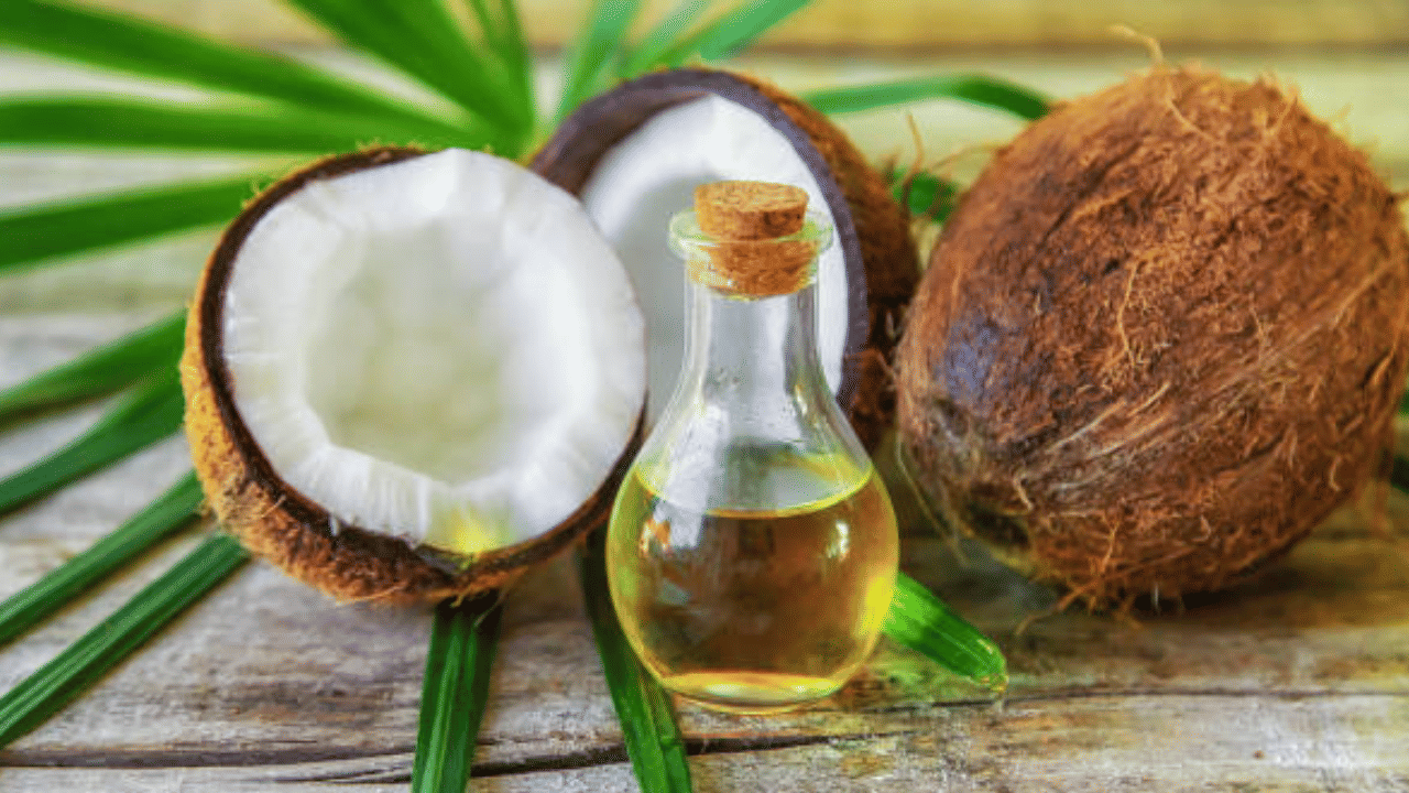 തേങ്ങ വില ഉയരുന്നതോടെ വെളിച്ചെണ്ണ വിലയും വർദ്ധിക്കും. കൂടാതെ, തമിഴ്നാട് ലോബിയുടെ നീക്കങ്ങളും തിരിച്ചടിയാകും. കൊപ്രയുടെ വലിയ ശേഖരം പൂഴ്ത്തി വച്ച് കൃത്രിമക്ഷാമമുണ്ടാക്കി വില വീണ്ടുമുയർത്താനുള്ള തന്ത്രങ്ങളാണ് തമിഴ്നാട് ലോബി ആസൂത്രണം ചെയ്യുന്നത്.
