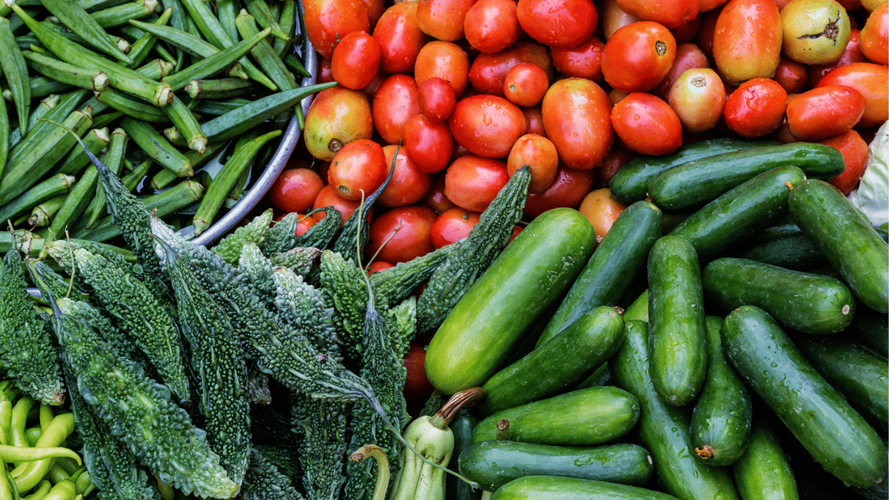 അതുപോലെ പച്ചക്കറിവിലയും കുതിക്കുകയാണ്. മുരിങ്ങക്കായ, തക്കാളി തുടങ്ങിയവയുടെ വില പൊള്ളിക്കുകയാണ്. കഴിഞ്ഞ മാസം അവസാനത്തോടെ സെഞ്ച്വറിയിലെത്തിയ തക്കാളി വില പിന്നീട് കുറഞ്ഞേക്കിലും വീണ്ടും കുതിക്കുകയാണ്. കൂടാതെ, അരി, കോഴിയിറച്ചി, മുട്ട എന്നിവയുടെ വിലയും കൂടുകയാണ്.
