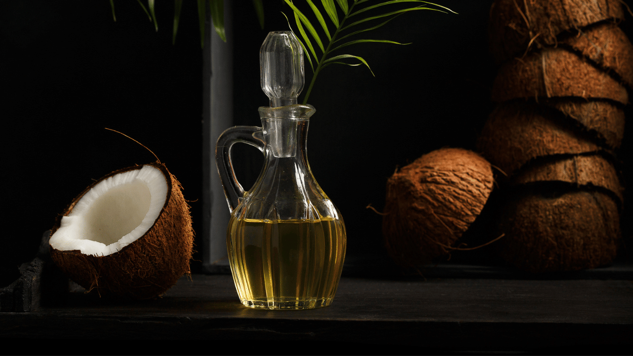 വിലക്കയറ്റത്തിൽ വെളിച്ചെണ്ണ, തേങ്ങ വില മാത്രമാണ് ആശ്വാസം. പുതിയ മാർക്കറ്റ് നിരക്കുകൾ പ്രകാരം, കേരളത്തിലെ ശരാശരി വെളിച്ചെണ്ണ വില ക്വിന്റലിന് 35600 രൂപയും ഏറ്റവും കുറഞ്ഞ മാർക്കറ്റ് വില 32600 രൂപയുമാണ്. പച്ചത്തേങ്ങയുടെ വില കിലോയ്ക്ക് 80 രൂപയിൽ നിന്ന് പലയിടങ്ങളിലും 55-60 രൂപയിലേക്ക് താഴ്ന്നിട്ടുണ്ട്. അഞ്ഞൂറിൽ നിന്ന വെളിച്ചെണ്ണ വില പലയിടത്തും മുന്നൂറിലാണ് വ്യാപാരം.
