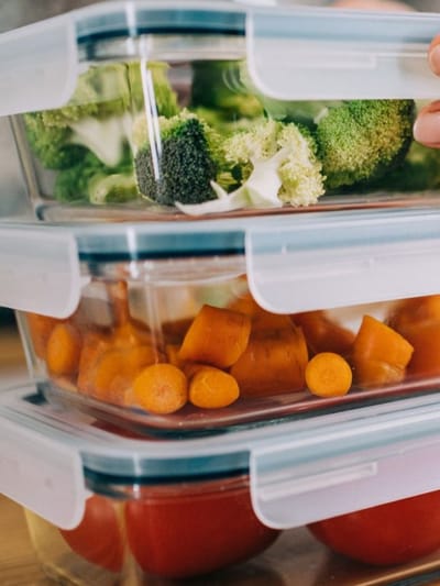 ഈ ഭക്ഷണങ്ങൾ പ്ലാസ്റ്റിക് പാത്രത്തിൽ ഫ്രിഡ്ജിൽ വയ്ക്കരുത്