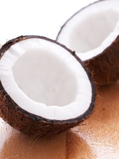 തേങ്ങാമുറി ഫ്രിജിൽ വച്ചിട്ടും കേടാകുന്നോ… ഇങ്ങനെ ചെയ്യൂ