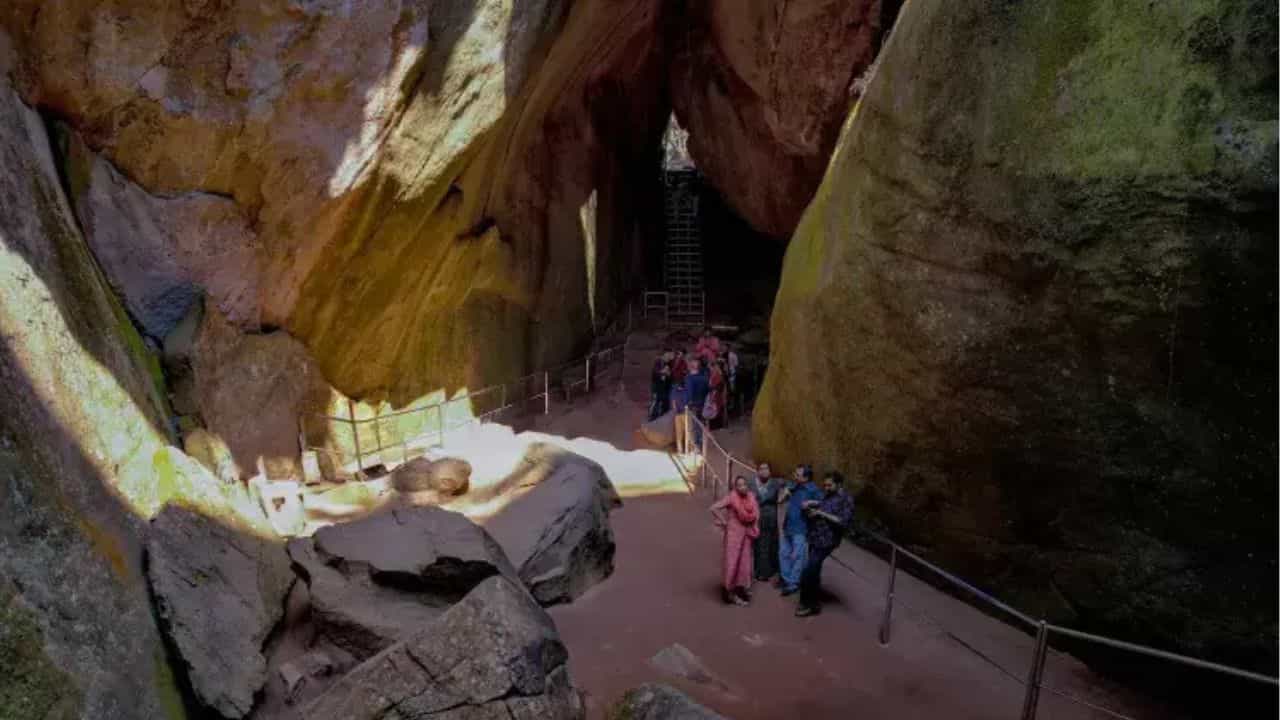 Edakkal Caves: എടക്കൽ ഗുഹയിലേക്കാണോ യാത്ര... ഒരു ദിവസം എത്ര പേർക്ക് കയറാം; ഈ നിയമം അറിയാമോ Edakkal Caves: എടക്കൽ ഗുഹയിലേക്കാണോ യാത്ര... ഒരു ദിവസം എത്ര പേർക്ക് കയറാം; ഈ നിയമം അറിയാമോ