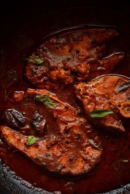 നല്ല കുരുമുളക് ചേർത്ത് തയ്യാറാക്കുന്ന മീൻ കറിക്ക് പ്രത്യേകം രുചിയാണ്. മീൻ കറിയിൽ മാത്രമല്ല മിക്ക കറികളിലും കുരുമുളക് ചേർക്കുന്നത്  മലയാളികളുടെ പതിവ് രീതിയാണ്. എരിവ് ഇഷ്ടപ്പെടുന്നവർ കൂടുതലായും ഉപയോ​ഗിക്കുമ്പോൾ മറ്റ് ചിലർ എരിവ് പേടിച്ച് കുരുമുളക് ഒഴിവാക്കാറാണ് പതിവ്. (Image Credits: Pinterest)
