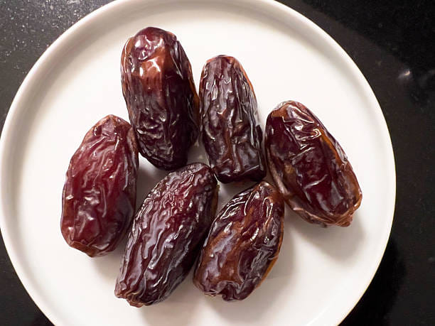 പ്രോട്ടീനും മറ്റ് അവശ്യ ധാതുക്കളും അടങ്ങിയതിനാൽ പേശികൾക്ക് ബലം നൽകാനും പുഷ്ടിപ്പെടുത്താനും ഉണങ്ങിയ ഈന്തപ്പഴം മികച്ചതാണ്. രാത്രിയിൽ കുറച്ച് ഉണങ്ങിയ ഈന്തപ്പഴം പാലിൽ കുതിർത്തു വെക്കുക. പിറ്റേന്ന് രാവിലെ ഇത് കഴിക്കുന്നതും ആ പാൽ കുടിക്കുന്നതും വണ്ണം വെക്കാൻ ഏറ്റവും ഫലപ്രദമായ മാർഗ്ഗമാണ്. ഇത് ശരീരത്തിന് തണുപ്പും ഒപ്പം കരുത്തും നൽകുന്നു.