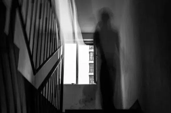 എന്നാൽ, ഇതിനെതിരെ ശാസ്ത്രലോകം കടുത്ത വിയോജിപ്പാണ് പ്രകടിപ്പിക്കുന്നത്. അതിശൈത്യത്തിൽ ശരീരകോശങ്ങൾ പൂർണ്ണമായും തകർന്നുപോകുമെന്നും, ഇത്തരം കേടുപാടുകൾ പരിഹരിക്കാൻ ഭാവിയിൽ പോലും സാധിക്കില്ലെന്നും ഹാർവാർഡ് സർവകലാശാലയിലെ വിദഗ്ധർ ചൂണ്ടിക്കാട്ടുന്നു. മരവിപ്പിക്കൽ പ്രക്രിയ ആരംഭിക്കുമ്പോൾ തന്നെ കോശങ്ങൾ സ്വയം നശിക്കുന്ന 'അപ്പോപ്റ്റോസിസ്' എന്ന പ്രതിഭാസവും വലിയ വെല്ലുവിളിയാണ്.