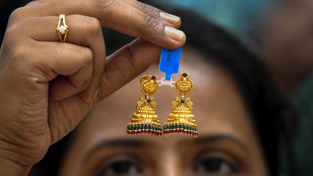 Gold Rate: കുതിപ്പിന് ബ്രേക്കിട്ട് സ്വർണം; പൊന്നിനെ സൈഡാക്കി വെള്ളിയും; ഇന്നത്തെ നിരക്ക്