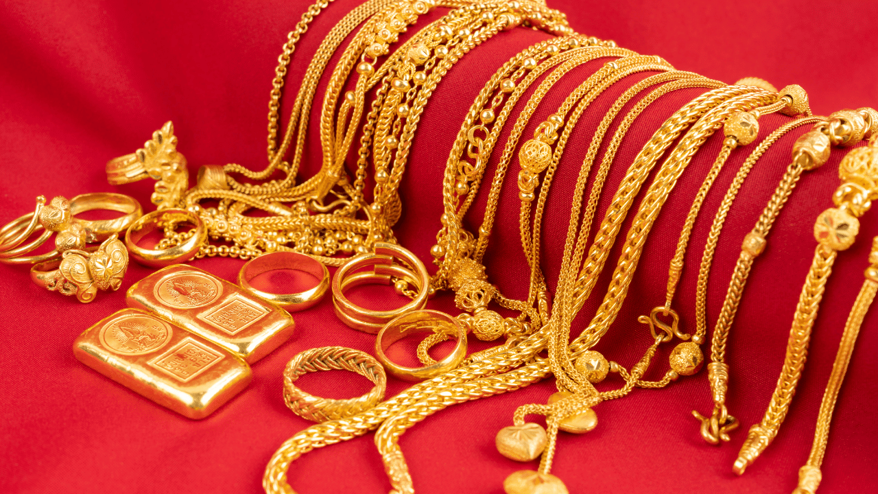 അമേരിക്ക ഉൾപ്പെടെയുള്ള പ്രമുഖ രാജ്യങ്ങളിലെ സാമ്പത്തിക വളർച്ചാ നിരക്ക് കുറയുന്നത് സ്വർണ്ണത്തിന് കരുത്തേകുന്നുണ്ട്. പണപ്പെരുപ്പം കുറയ്ക്കാൻ കേന്ദ്ര ബാങ്കുകൾ പലിശ നിരക്കുകളിൽ മാറ്റം വരുത്തുന്നുണ്ടെങ്കിലും വിചാരിച്ച വേഗതയിൽ പണപ്പെരുപ്പം നിയന്ത്രിക്കാൻ സാധിക്കാതെ വരുന്നതും തിരിച്ചടിയായി.