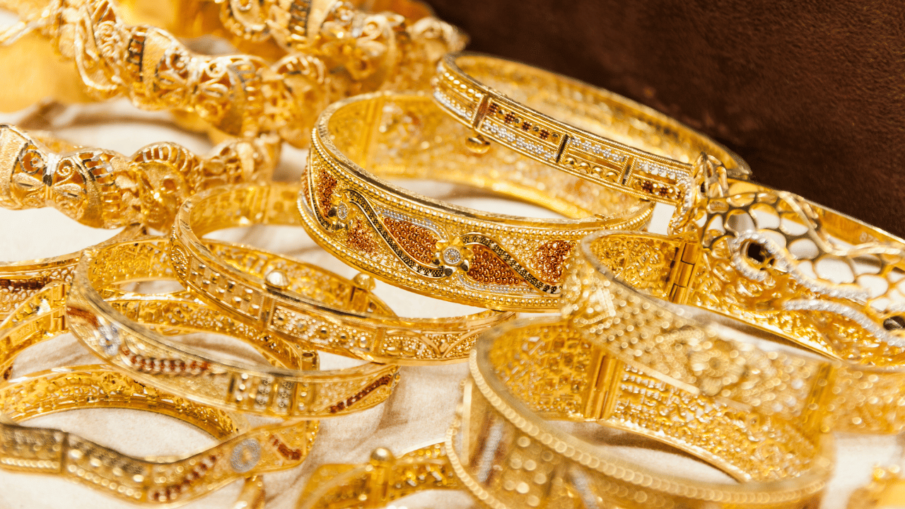 എന്നാൽ വരുംദിവസങ്ങളിലും വില കുതിക്കുമെന്ന സൂചനകളാണ് സാമ്പത്തിക വിദഗ്ധർ നൽകുന്നത്. ഫെഡറൽ റിസർവ് നിരക്ക് കുറയ്ക്കുമെന്ന പ്രതീക്ഷകൾക്ക് ആക്കം കൂട്ടിയ യുഎസ് തൊഴിൽ റിപ്പോർട്ടിനെത്തുടർന്നാണ് സ്വർണ വിലകൾ ഉയർന്നത്. വരുംദിവസങ്ങളിൽ വില ഒന്നരലക്ഷം കടന്ന് രണ്ട് ലക്ഷമെത്തുമെന്നാണ് വിവരം.