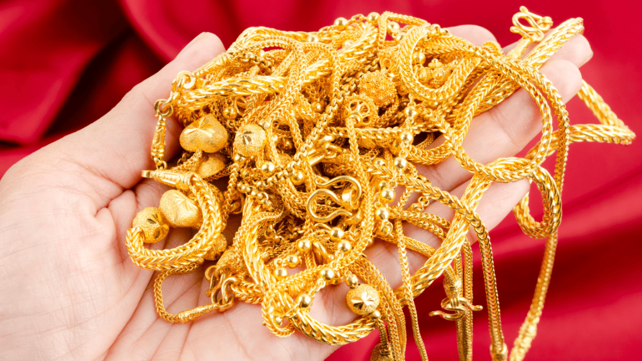 ഇന്ന് വിവാഹത്തിനുൾപ്പെടെ 18 കാരറ്റ് ആഭരണങ്ങൾ വലിയൊരു ട്രെൻഡ് ആയി മാറുകയാണ്. പ്രധാന ഉപഭോക്താക്കൾ പുതിയ തലമുറയിലെ കുട്ടികളാണെന്ന് വ്യാപാരികൾ പറയുന്നു. സ്വർണം കൂടുതലുള്ള ആഭരണങ്ങളേക്കാൾ ഇവ സുരക്ഷിതവുമാണ്. (Image Credit: Getty Images)