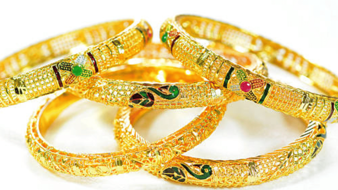 22 കാരറ്റിലാണ് പൊതുവെ സ്വർണാഭരണങ്ങൾ നിർമിക്കുന്നത്. ഇവയിൽ 91.6% സ്വർണത്തിന്റെ അംശം ഉണ്ട്. എങ്കിലും ദിവസേന ഉപയോ​ഗിക്കാൻ 18 കാരറ്റ് സ്വർണവും നല്ലതാണ്. റെക്കോർഡുകൾ ഭേദിച്ച് സ്വർണവില ഉയരുന്ന പശ്ചാത്തലത്തിൽ വിപണിയിൽ ഇവയ്ക്ക് ആവശ്യക്കാർ കൂടുന്നുണ്ട്.
