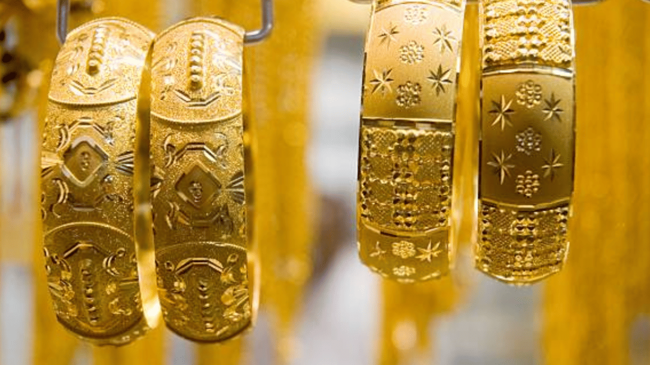 18 കാരറ്റ് സ്വർണ്ണത്തിന് നിലവിൽ ​ഗ്രാമിന് 12,146 രൂപയാണ് വില. അതായത് പവന് 97,168 രൂപ നൽകിയാൽ മതി. പണിക്കൂലിയും ജിഎസ്ടിയും ഉൾപ്പെടെ ഏകദേശം 1,05,625 രൂപ നൽകേണ്ടി വരും. പൊതുവെ ഉപയോ​ഗിക്കുന്ന 22 കാരറ്റ് സ്വർണ്ണവിലയുമായി താരതമ്യം ചെയ്താൽ ഒരു പവന് ഏകദേശം 21,000 രൂപയുടെ ലാഭം 18 കാരറ്റ് വാങ്ങുമ്പോൾ ലഭിക്കും.
