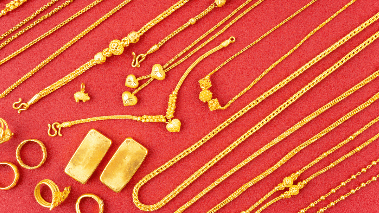 എന്നാൽ ലക്ഷങ്ങൾ മുടക്കാതെ തന്നെ സ്വർണാഭരണങ്ങൾ വാങ്ങാൻ സാധിക്കുമെന്ന് അറിയാമോ? 18 കാരറ്റ് സ്വർണമാണ് കഥയിലെ താരം. സ്വർണവില വർദ്ധിക്കും തോറും വിപണിയിൽ 18 കാരറ്റ് സ്വർണാഭരണങ്ങൾക്ക് ഡിമാൻഡ് കൂടുകയാണ്.  18 കാരറ്റ് സ്വർണ്ണത്തിൽ 75% ശുദ്ധസ്വർണ്ണവും 25% മറ്റ് ലോഹങ്ങളുമാണ് (കാപ്പർ, സിൽവർ, നിക്കൽ മുതലായവ) അടങ്ങിയിട്ടുള്ളത്.
