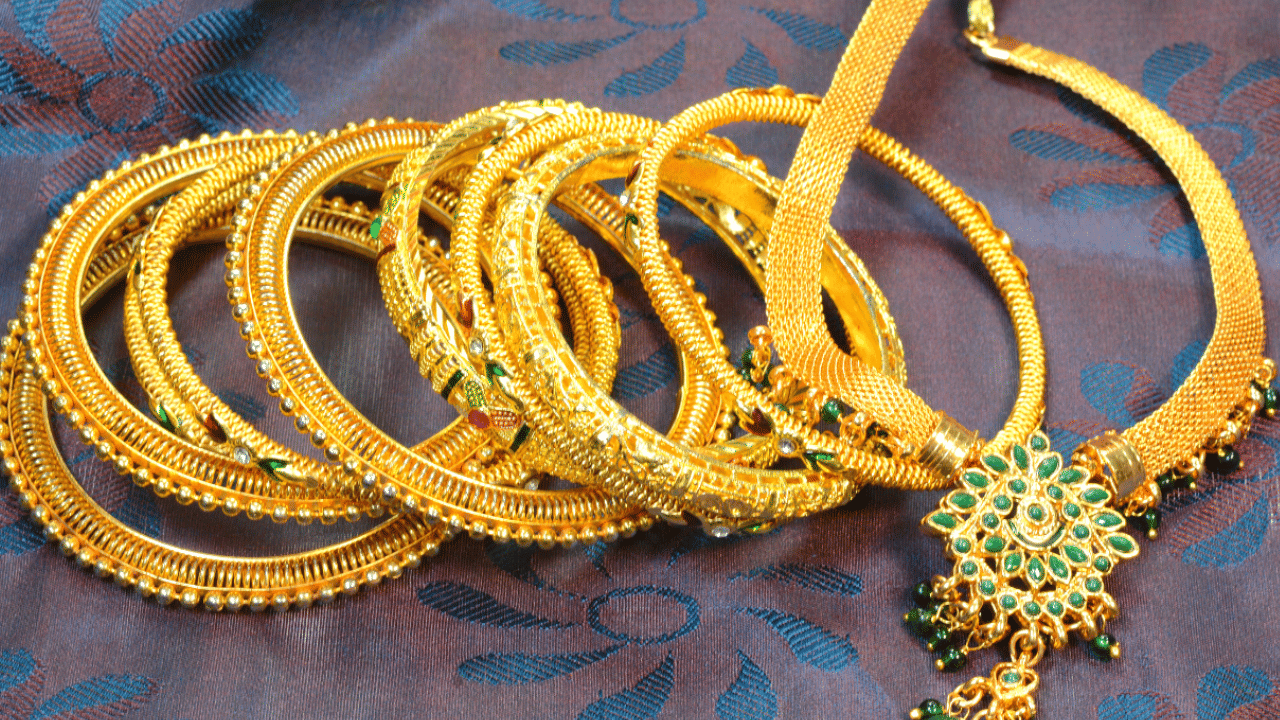 പ്രതീക്ഷകളെയെല്ലാം കാറ്റിൽപറത്തി സംസ്ഥാനത്ത് സ്വർണവില കുതിക്കുകയാണ്. ഒരു പവൻ സ്വർണം വാങ്ങണമെങ്കിൽ ഏകദേശം 1,28,000 രൂപ നൽകേണ്ട അവസ്ഥയാണ്. നിലവിൽ ഒരു പവൻ സ്വർണത്തിന് 1,18,760 രൂപയാണ് വിപണിവില. വില കുതിക്കുന്നതോടെ സാധാരണക്കാർക്ക് സ്വർണം കിട്ടാക്കനിയാവുകയാണ്. 
